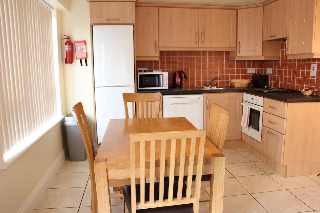 Donegan Court Aparthotel Galway Szoba fotó