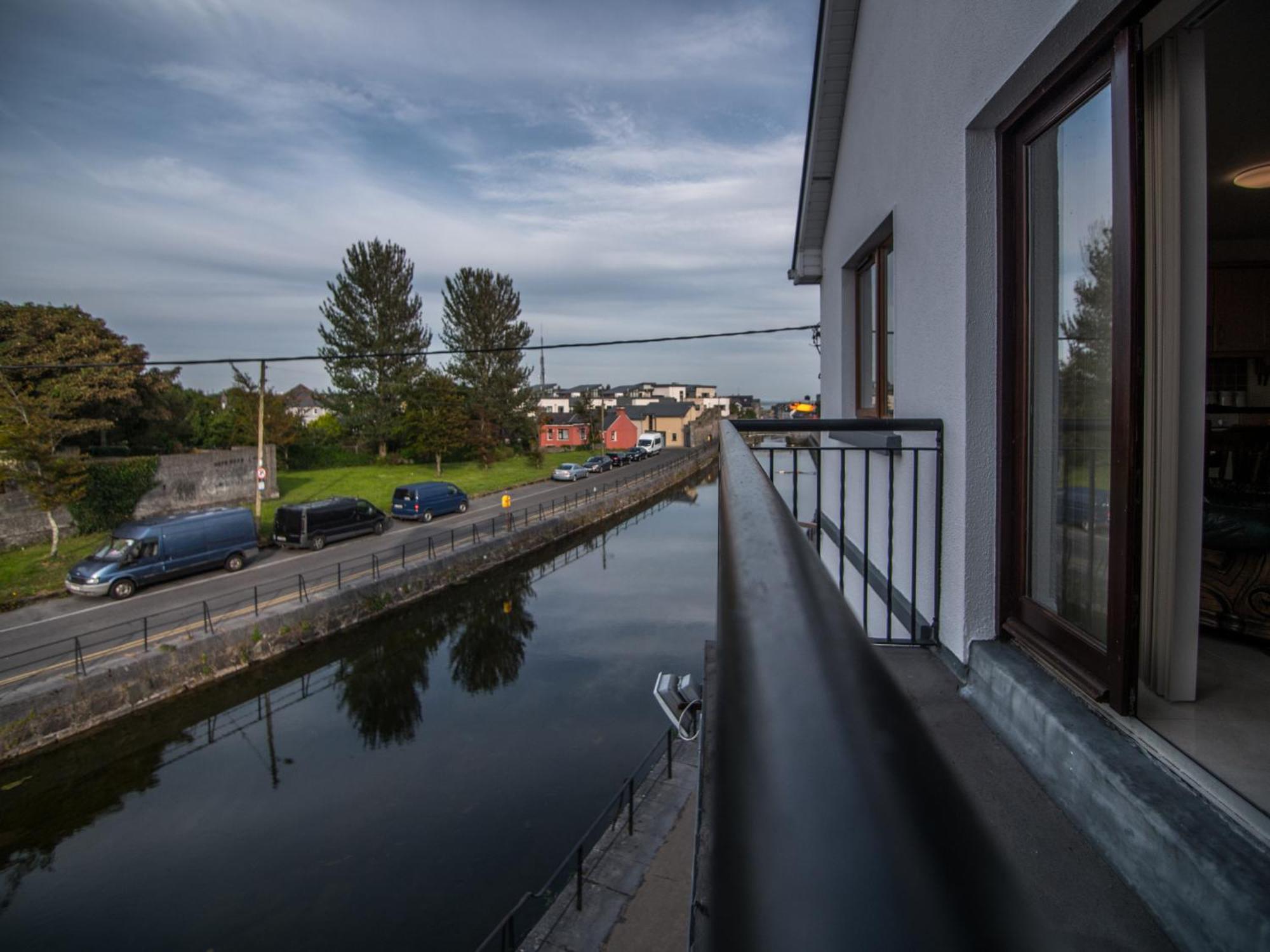 Donegan Court Aparthotel Galway Kültér fotó