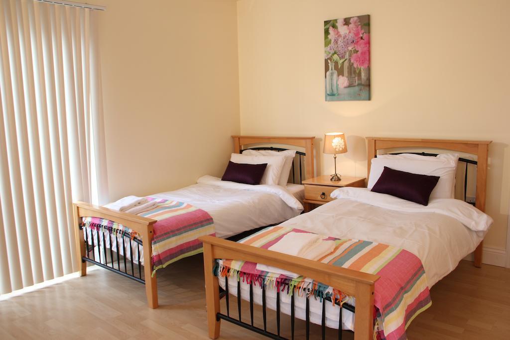 Donegan Court Aparthotel Galway Szoba fotó